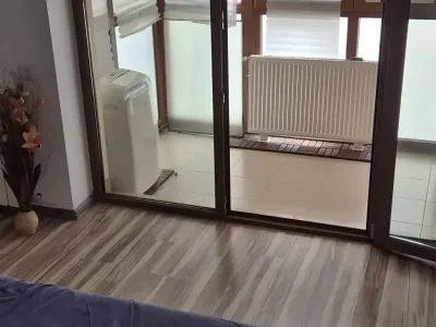 dormitor pat la fereastra inchiriere apartament Sector 6 București